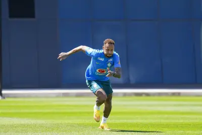 Neymar treina com bola e busca estrear na Copa contra a Escócia