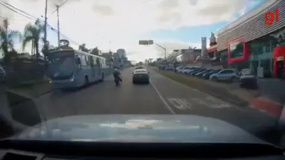 Ônibus ligeirinho é flagrado na contramão em Curitiba