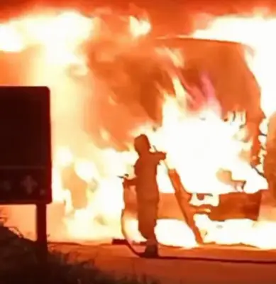 Ônibus pega fogo debaixo de viaduto em Três Rios, RJ