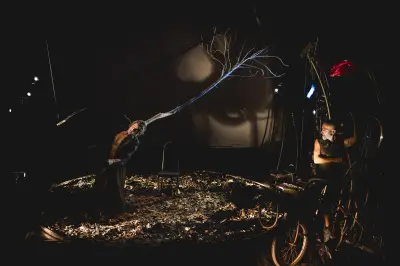 Nova peça da Cia Dos à Deux inova com texto falado em teatro visual