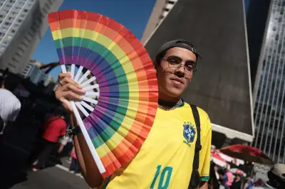 Parada LGBT+ em SP celebra 30 anos com cores do Brasil e apelo ao voto