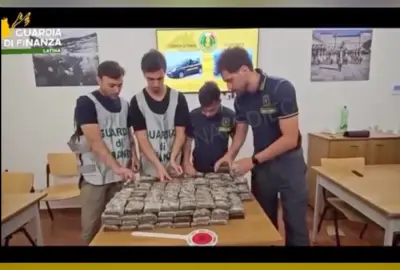 Polícia apreende R$ 2,5 mi em haxixe em caverna submarina na Itália