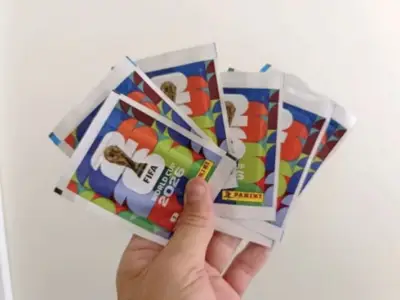 Por que adultos insistem em controlar a troca de figurinhas da Copa?