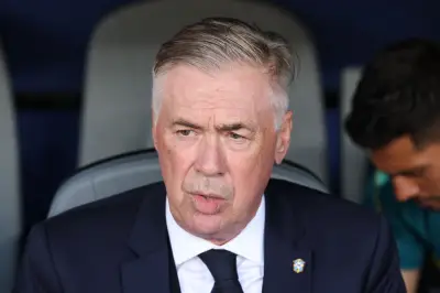 Por que Ancelotti masca chicletes? Técnico trocou cigarro por goma