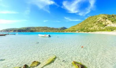 Praia na Sardenha cobra ingresso e proíbe guarda-sóis para banhistas de 10 a 65 anos