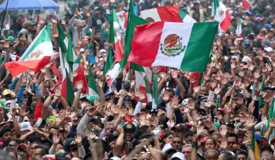Protestos e festas marcam véspera da Copa no México