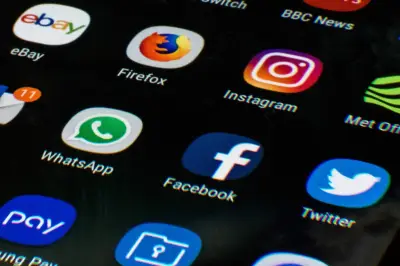 Redes sociais e vídeos superam mídia tradicional como fonte de informação em 2026