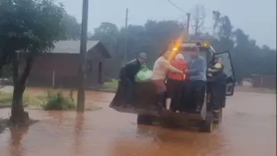 Resgate com retroescavadeira durante chuva no RS afeta 35 casas