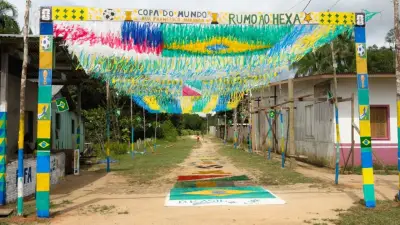 Rua sem asfalto no AM é decorada para Copa do Mundo e viraliza