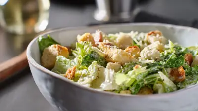Salada no inverno: como deixar o prato mais atraente com proteínas quentes