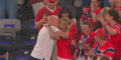 Técnico da Noruega beija esposa na Copa e celebrará bodas contra França