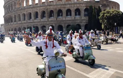 Vespa celebra 80 anos com mais de 10 mil scooters em Roma