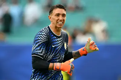 Vilão no Uruguai, goleiro Muslera volta de aposentadoria e falha na Copa