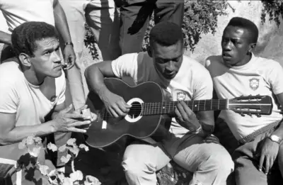 Violão de Pelé de 1966 vai a leilão por R$ 65 mil