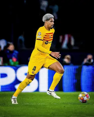 Zagueiro do Barcelona deixa Uruguai para tratar lesão na Espanha
