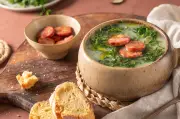 5 caldos práticos e saborosos para esquentar as Festas Juninas