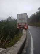 Acidente com carreta bi-trem interdita parcialmente descida da Serra das Araras
