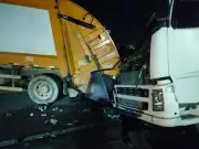 Acidente com carreta, caminhão e carro deixa ferido em Votorantim