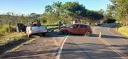 Acidente com colisão frontal fere duas pessoas em Cesário Lange (SP)