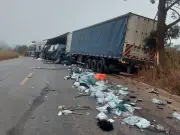 Acidente com três carretas na BR-251 deixa um morto e um ferido em Francisco Sá