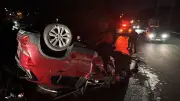 Acidente na RS-118: carro capota e caminhão atinge serralheria
