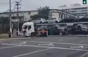 Acidentes em Niterói: caminhão derruba poste e colisão afeta trânsito