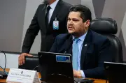 Alcolumbre reclama de pressão e nega ser 'carimbador' da PEC 6×1