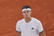 Algoz de João Fonseca, Mensik sofre cãibras em coletiva após vitória em Roland Garros