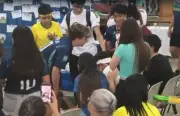 Alunos consolam professor japonês após derrota do Japão para o Brasil na Copa
