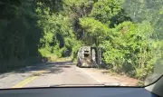 Ambulância pega fogo na RJ-106 entre Maricá e Saquarema