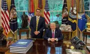 Ameaça de Trump pode tumultuar eleição, mas não garante vitória a Flávio Bolsonaro