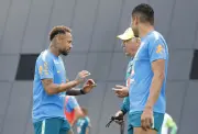 Ancelotti testa Neymar como falso 9 em amistoso contra Escócia