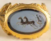Anel romano de 1.700 anos encontrado por caminhoneiro é vendido por R$ 580 mil
