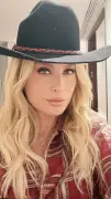 Angélica usa minivestido xadrez em festa junina de Anitta