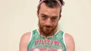 Angus Cloud, de 'Euphoria', veste camisa da Mangueira e é convidado a desfilar
