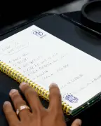Anotações de Rayan em coletiva de Igor Thiago geram clima descontraído