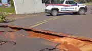 Asfalto afunda e interdita rua na Vila Formosa em Presidente Prudente