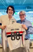 Ator de 'Curtindo a Vida Adoidado' viraliza com camisa do São Paulo em jogo do Brasil