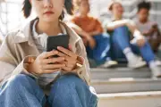 Austrália dobra multa para redes sociais que violarem proibição a menores de 16 anos