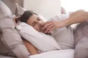 Babar enquanto dorme: isso é normal? Especialistas explicam