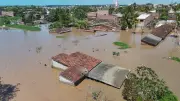Bairros de Goiana submersos após temporal; 500 retirados