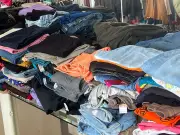Bazar em Curitiba vende roupas a partir de R$ 5 e ajuda projetos sociais