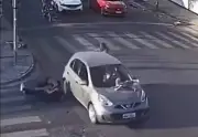 Bebê fica preso em capô de carro após atropelamento em Campina Grande