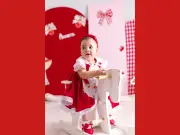 Bebê que sofreu queimaduras durante banho celebra 1 ano com festa de morango