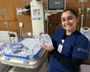 Bebês celebram a Copa com touquinhas decoradas em hospital