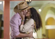 Beijo de Malvino e Laurinha acelera corações em novela