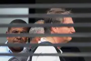 Bolsonaro tem melhora em ombro e soluço; Lindbergh pede revogação de prisão domiciliar
