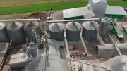Bombeiros buscam trabalhador que caiu em silo de soja no RS