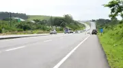 BR-101 em Maruim opera em sistema 'pare e siga' para obras de pavimentação