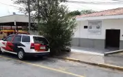 Briga em bar termina com dois feridos a canivete e um preso em São Roque